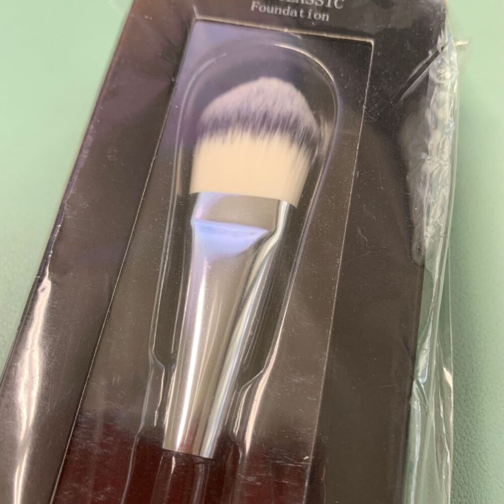 NEW in Box Flat & Round Foundation Brush Soft Bristles Makeup Tool - Picture 2 of 4